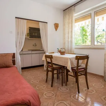 Garden View In For 2 - 3 Persons Apartment Poreč