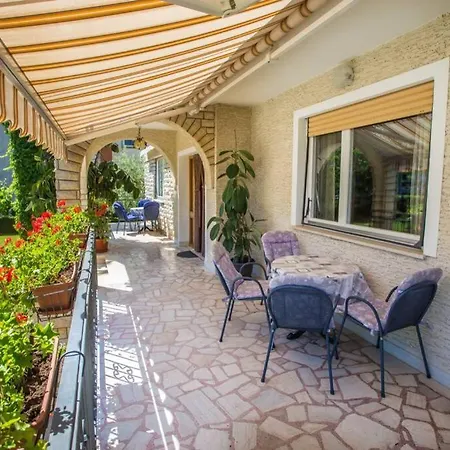 Garden View In For 2 - 3 Persons